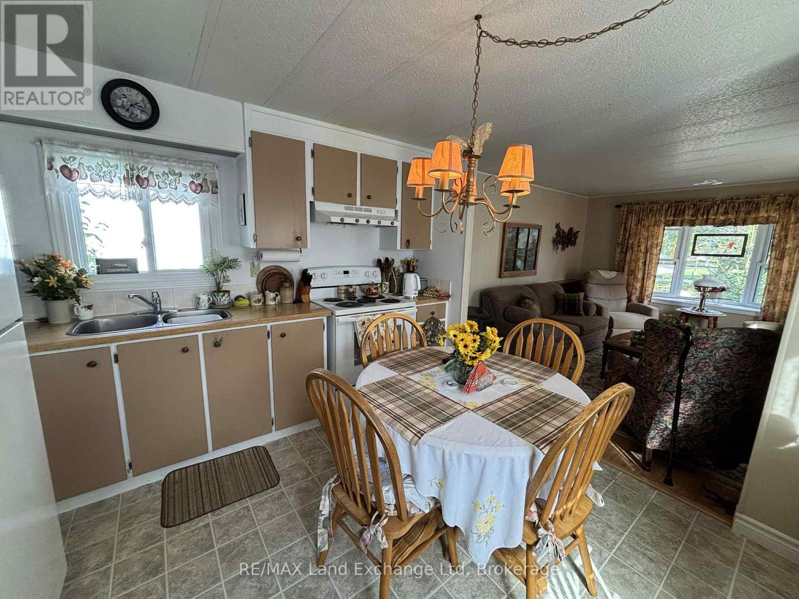 35 Briarwood Crescent, North Huron (Wingham), Ontario  N0G 2W0 - Photo 5 - X12450512
