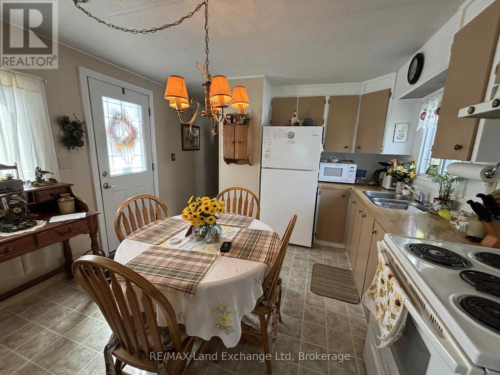 35 Briarwood Crescent, North Huron (Wingham), Ontario  N0G 2W0 - Photo 6 - X12450512