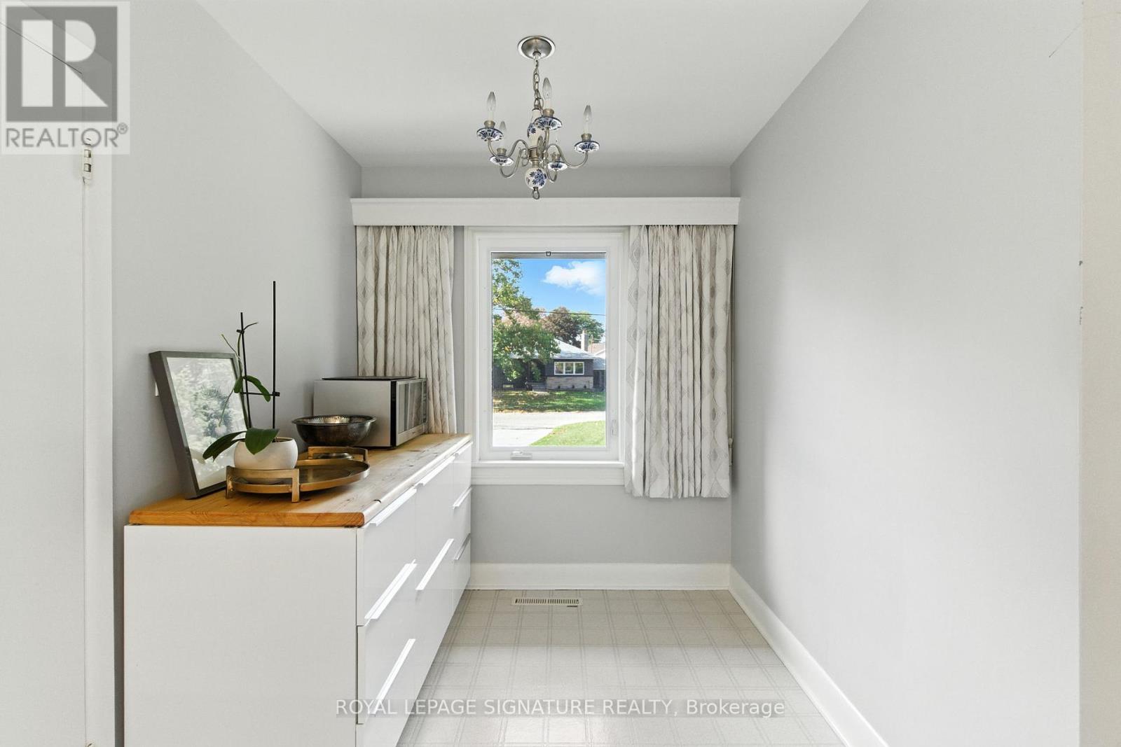 71 Grant Boulevard, Hamilton, Ontario  L9H 4L9 - Photo 11 - X12450479