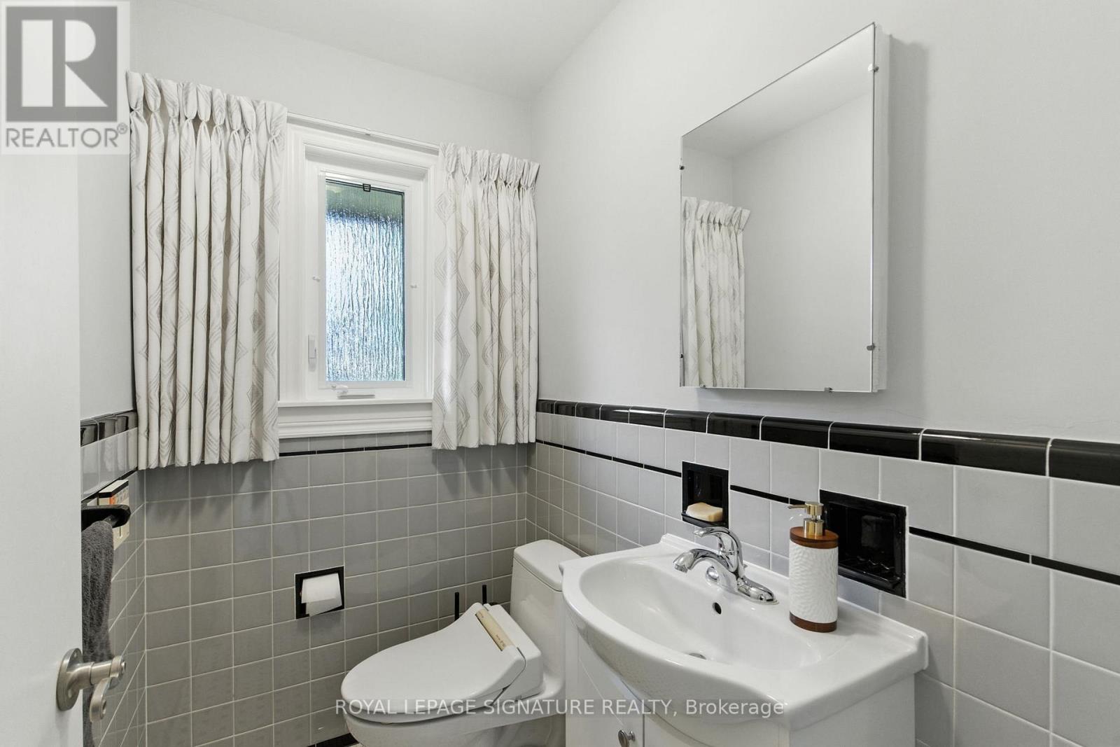 71 Grant Boulevard, Hamilton, Ontario  L9H 4L9 - Photo 12 - X12450479
