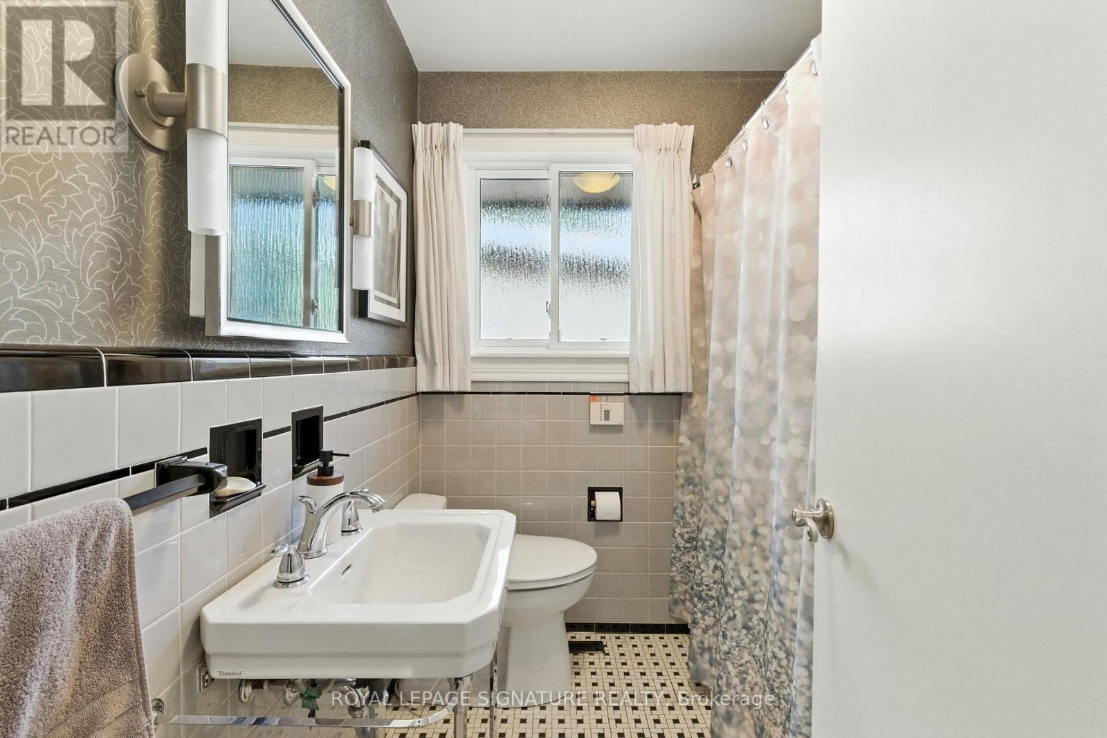 71 Grant Boulevard, Hamilton, Ontario  L9H 4L9 - Photo 16 - X12450479