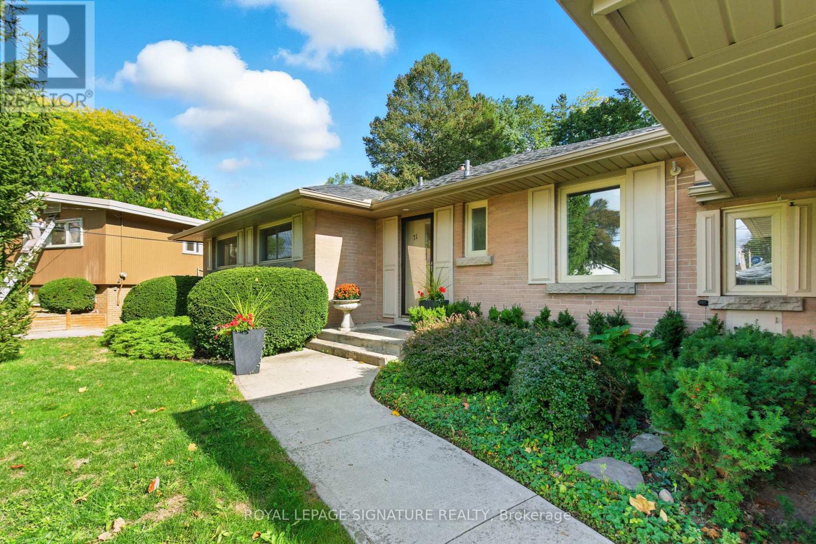 71 Grant Boulevard, Hamilton, Ontario  L9H 4L9 - Photo 2 - X12450479