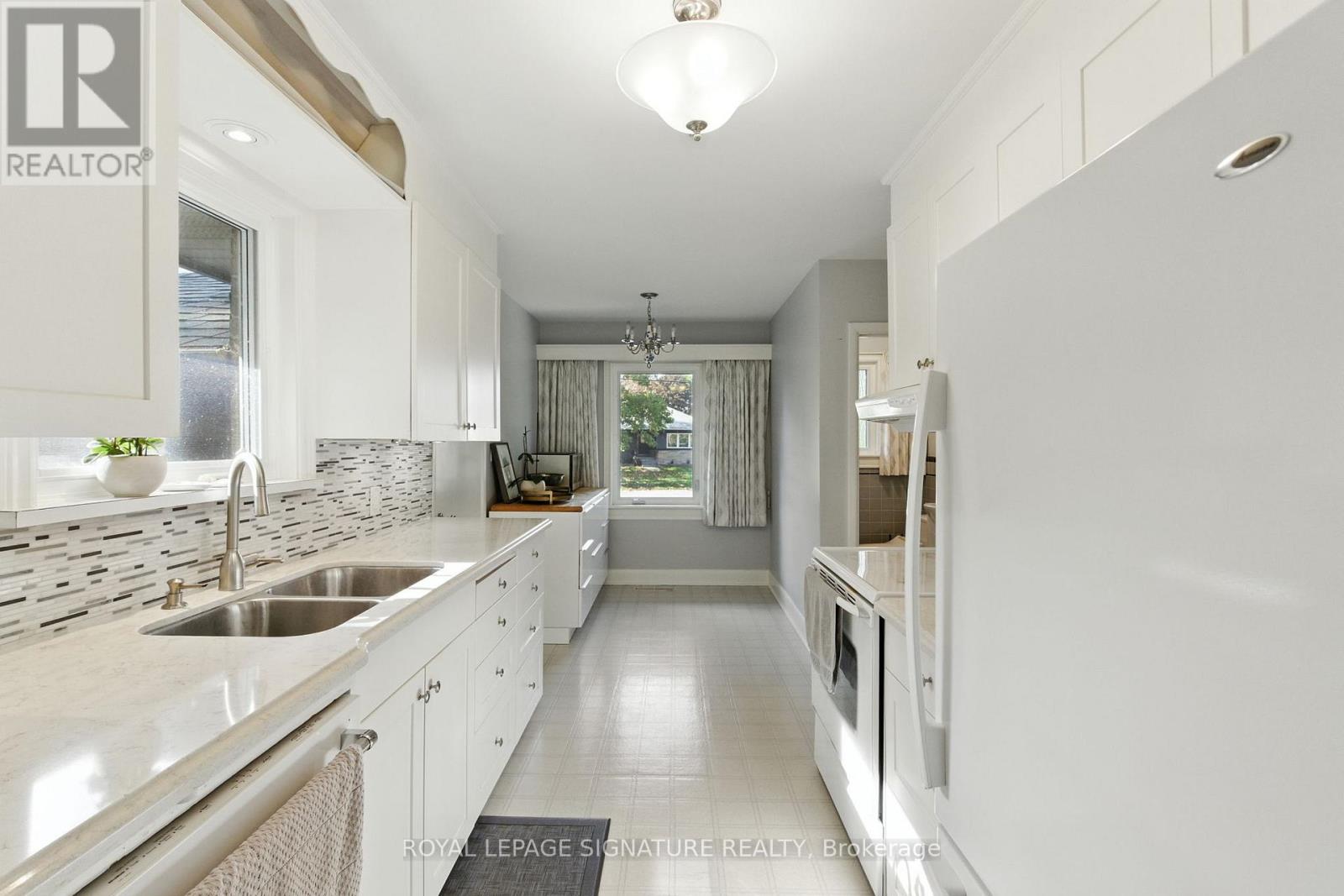 71 Grant Boulevard, Hamilton, Ontario  L9H 4L9 - Photo 9 - X12450479