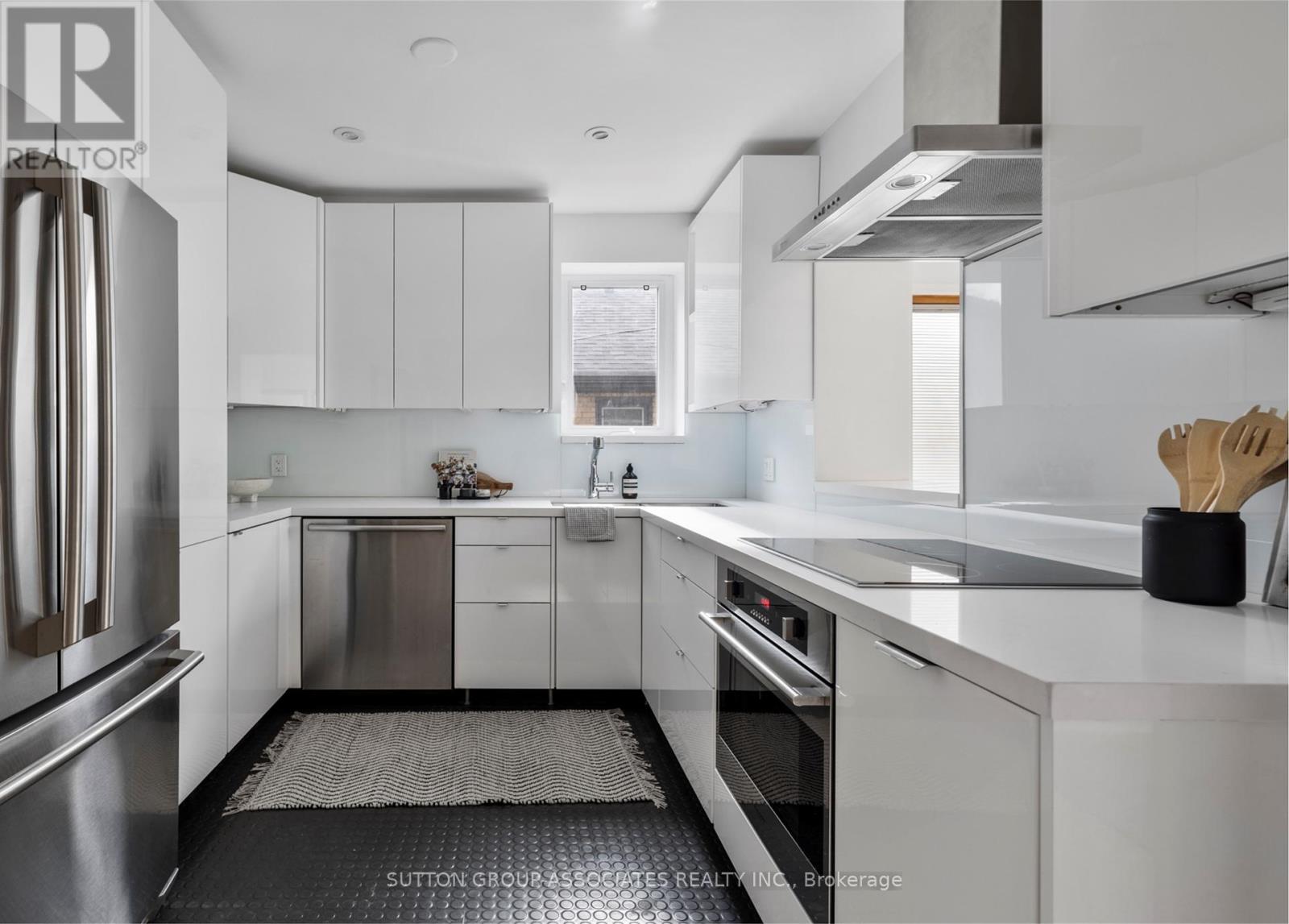 Upper - 20 Kendal Avenue, Toronto, Ontario  M5R 1L7 - Photo 14 - C12450513
