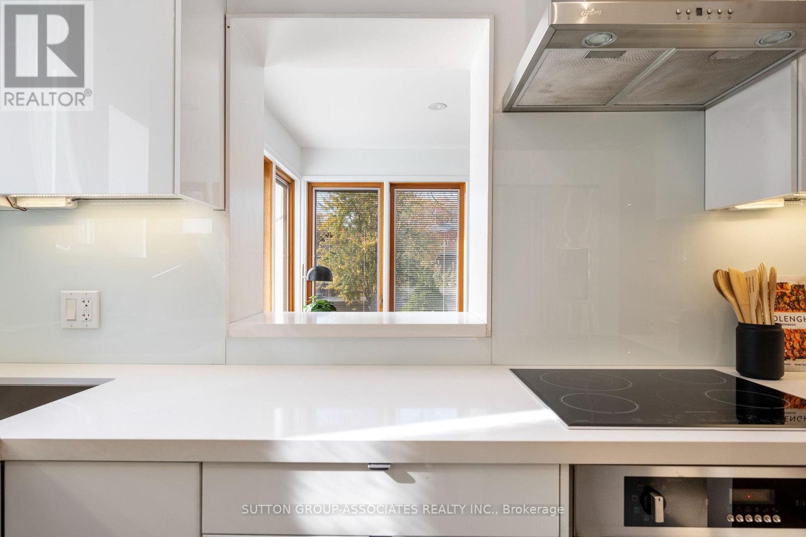 Upper - 20 Kendal Avenue, Toronto, Ontario  M5R 1L7 - Photo 16 - C12450513