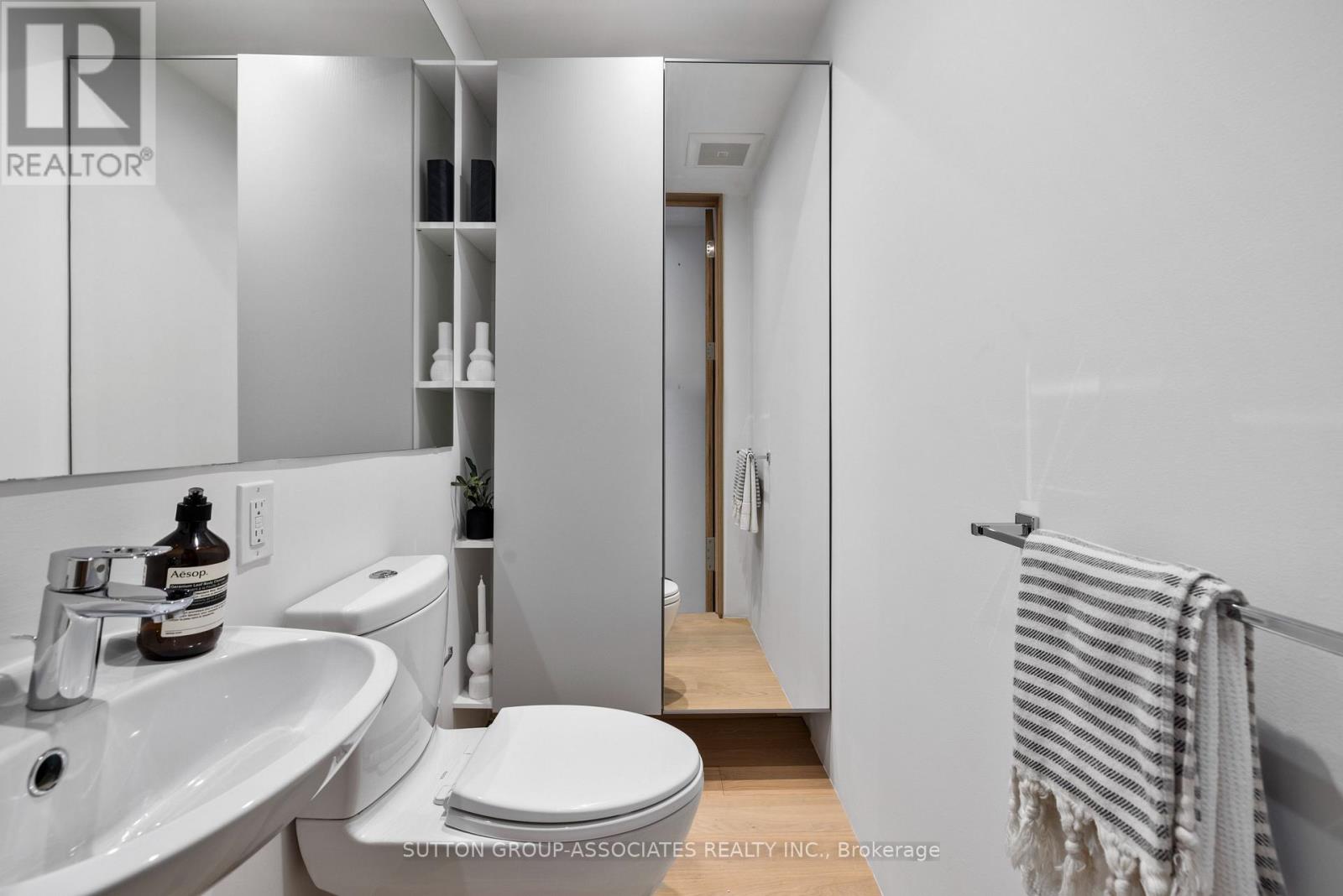 Upper - 20 Kendal Avenue, Toronto, Ontario  M5R 1L7 - Photo 21 - C12450513