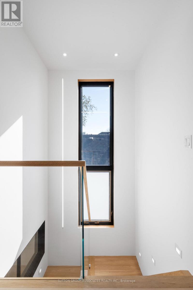 Upper - 20 Kendal Avenue, Toronto, Ontario  M5R 1L7 - Photo 25 - C12450513