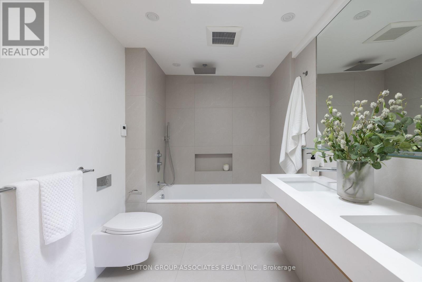 Upper - 20 Kendal Avenue, Toronto, Ontario  M5R 1L7 - Photo 28 - C12450513