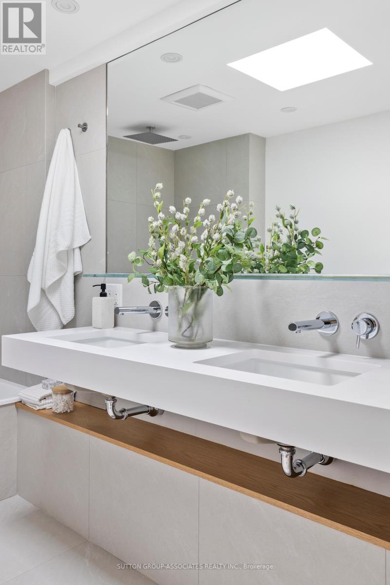 Upper - 20 Kendal Avenue, Toronto, Ontario  M5R 1L7 - Photo 29 - C12450513