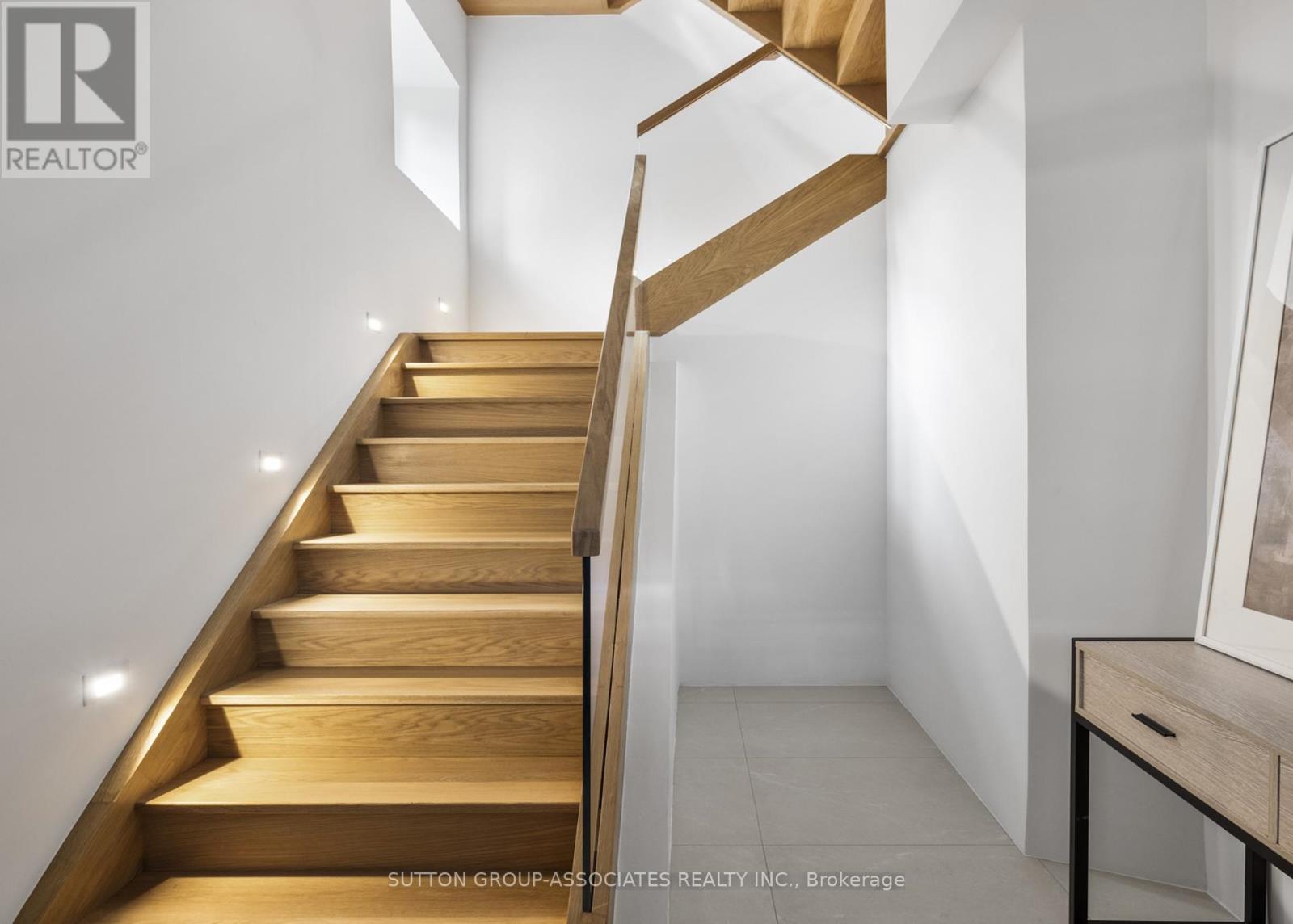 Upper - 20 Kendal Avenue, Toronto, Ontario  M5R 1L7 - Photo 3 - C12450513