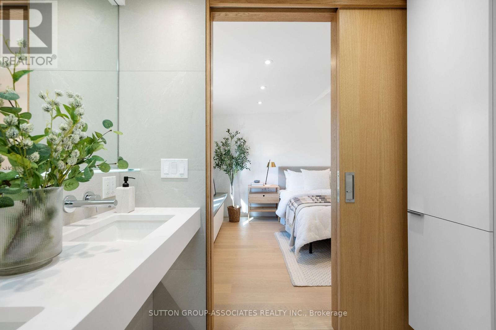Upper - 20 Kendal Avenue, Toronto, Ontario  M5R 1L7 - Photo 30 - C12450513