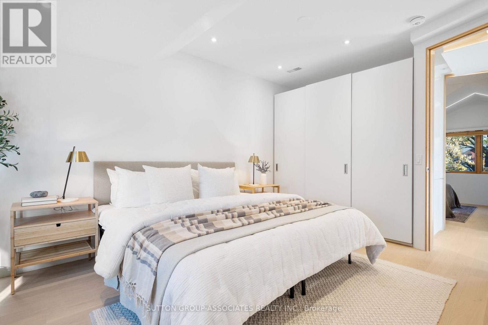 Upper - 20 Kendal Avenue, Toronto, Ontario  M5R 1L7 - Photo 31 - C12450513