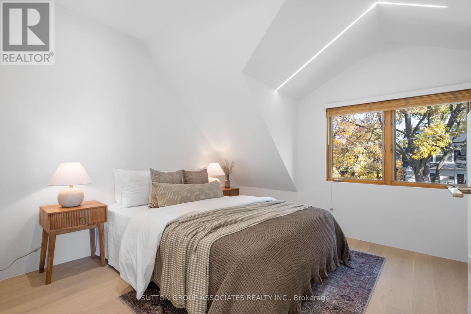 Upper - 20 Kendal Avenue, Toronto, Ontario  M5R 1L7 - Photo 32 - C12450513