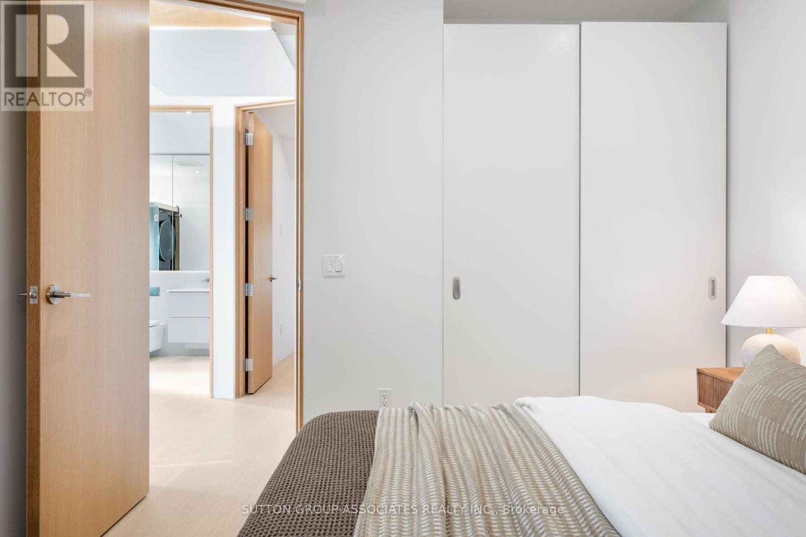 Upper - 20 Kendal Avenue, Toronto, Ontario  M5R 1L7 - Photo 33 - C12450513