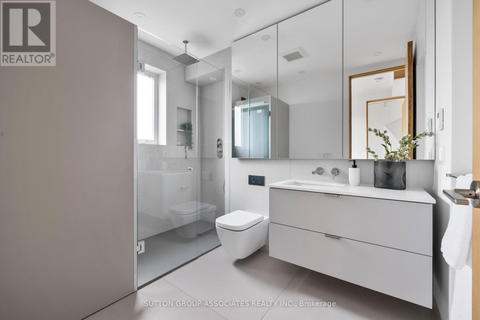 Upper - 20 Kendal Avenue, Toronto, Ontario  M5R 1L7 - Photo 34 - C12450513