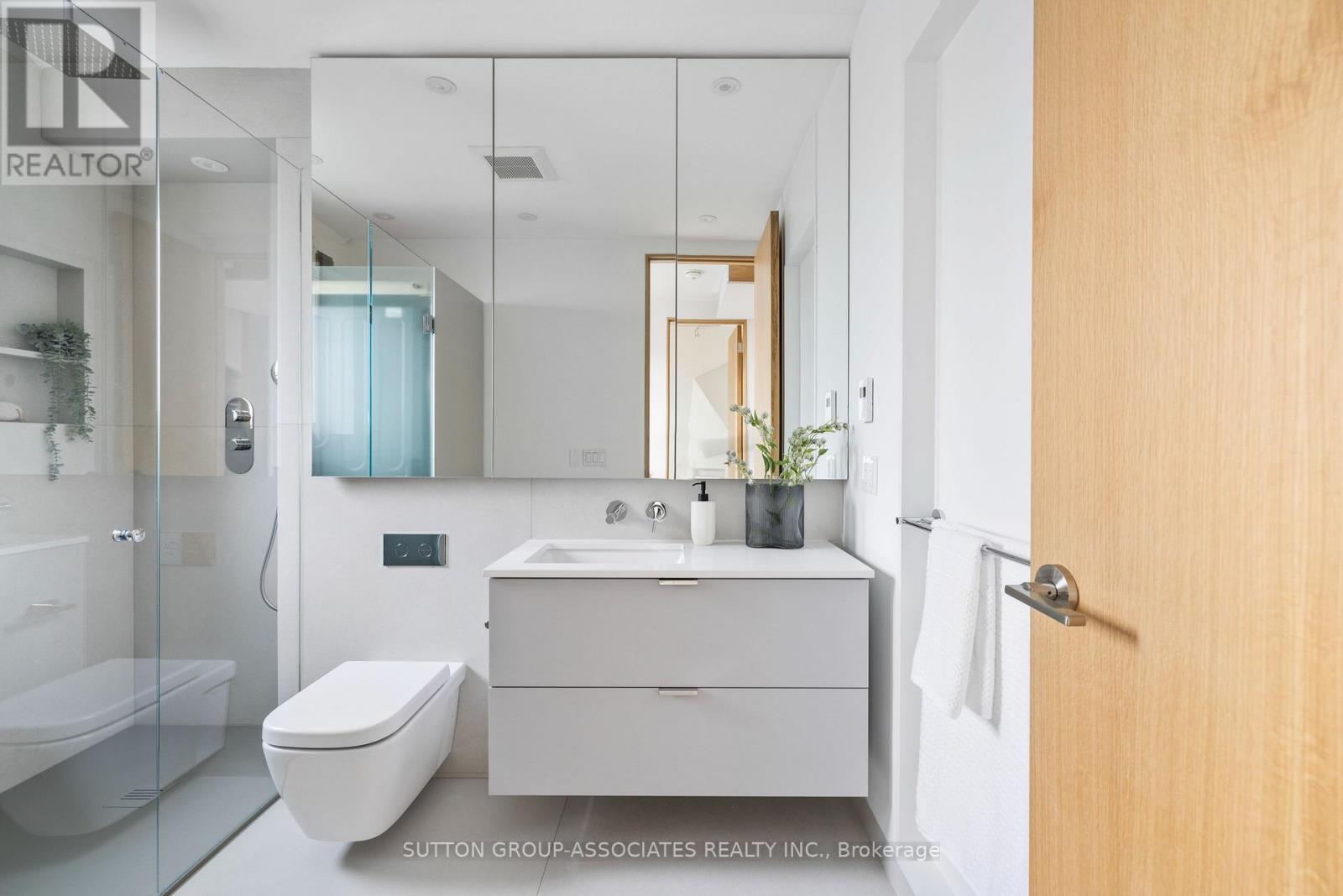 Upper - 20 Kendal Avenue, Toronto, Ontario  M5R 1L7 - Photo 35 - C12450513