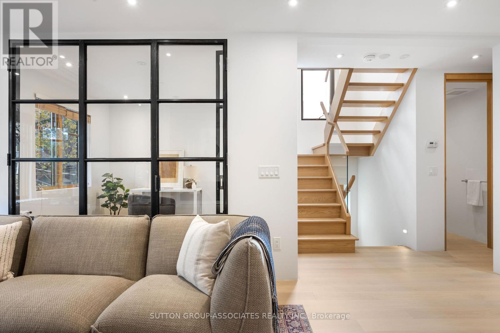 Upper - 20 Kendal Avenue, Toronto, Ontario  M5R 1L7 - Photo 4 - C12450513