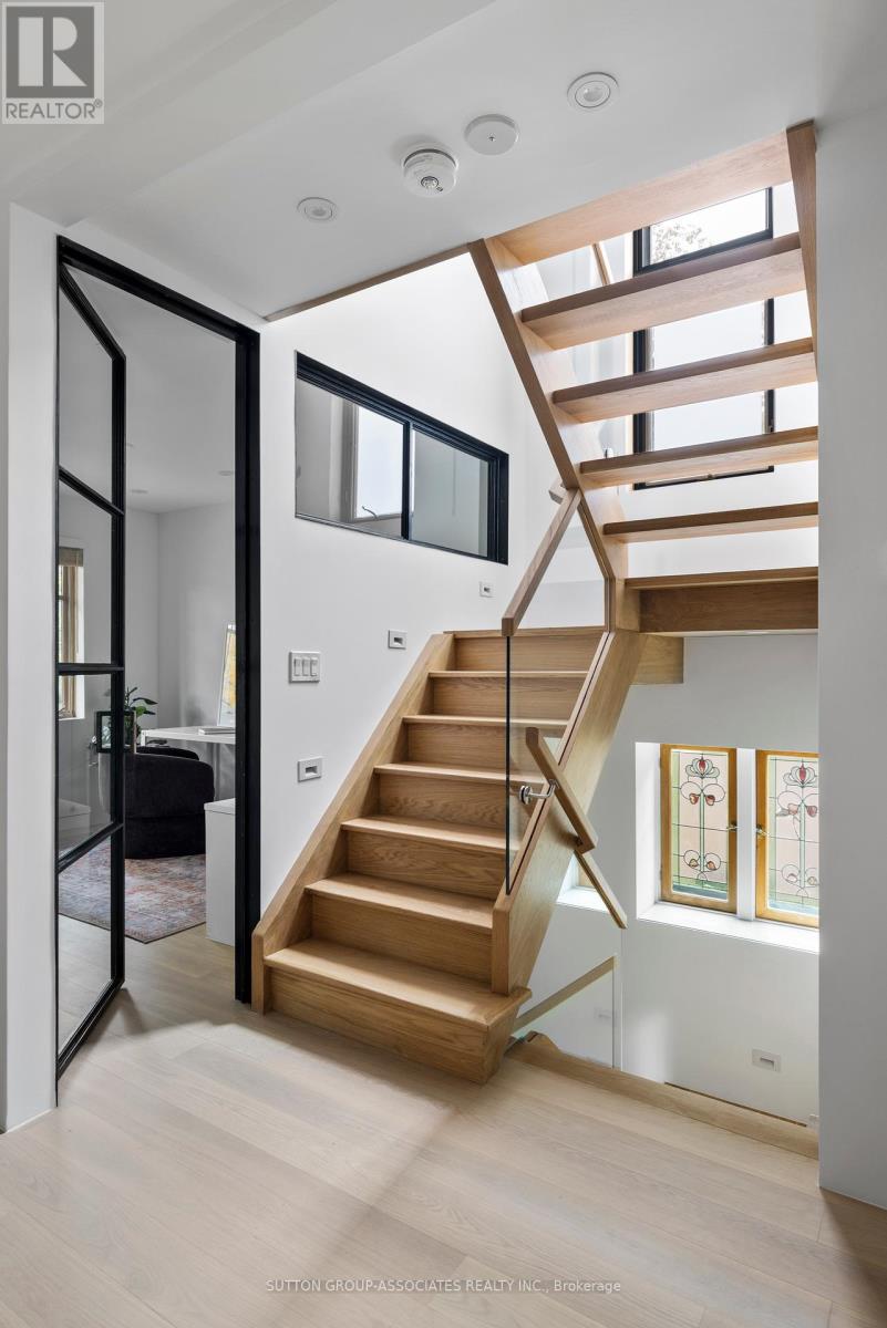 Upper - 20 Kendal Avenue, Toronto, Ontario  M5R 1L7 - Photo 5 - C12450513