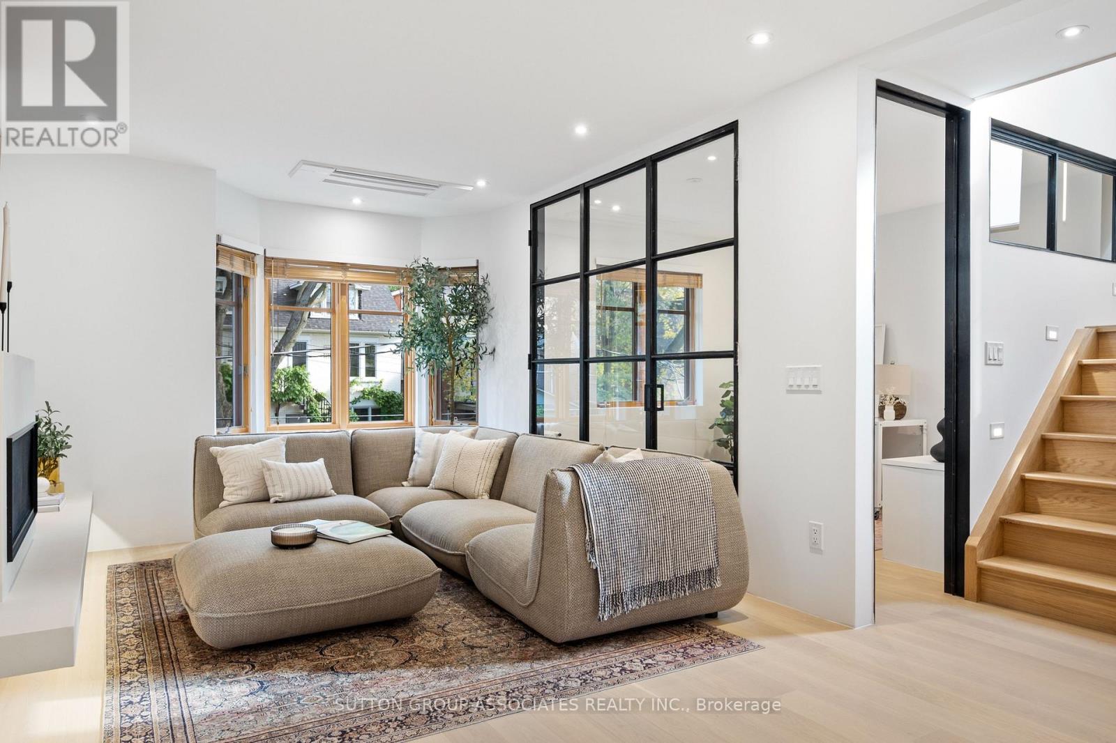 Upper - 20 Kendal Avenue, Toronto, Ontario  M5R 1L7 - Photo 6 - C12450513