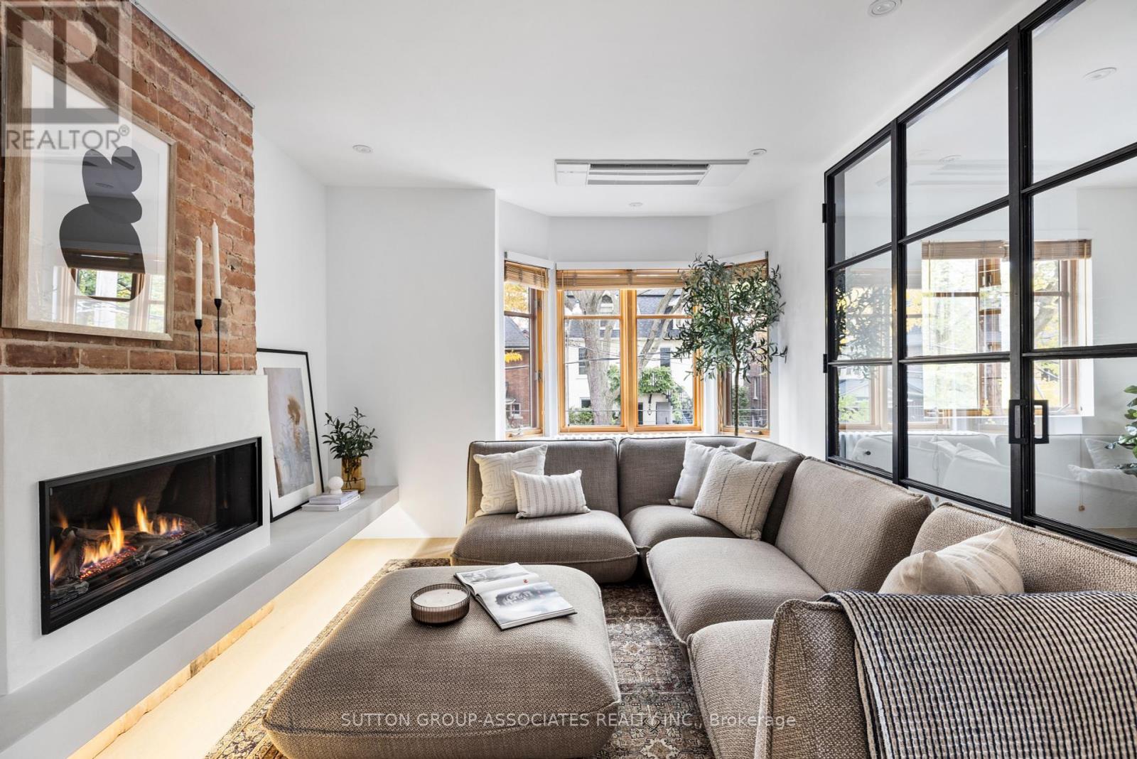 Upper - 20 Kendal Avenue, Toronto, Ontario  M5R 1L7 - Photo 7 - C12450513
