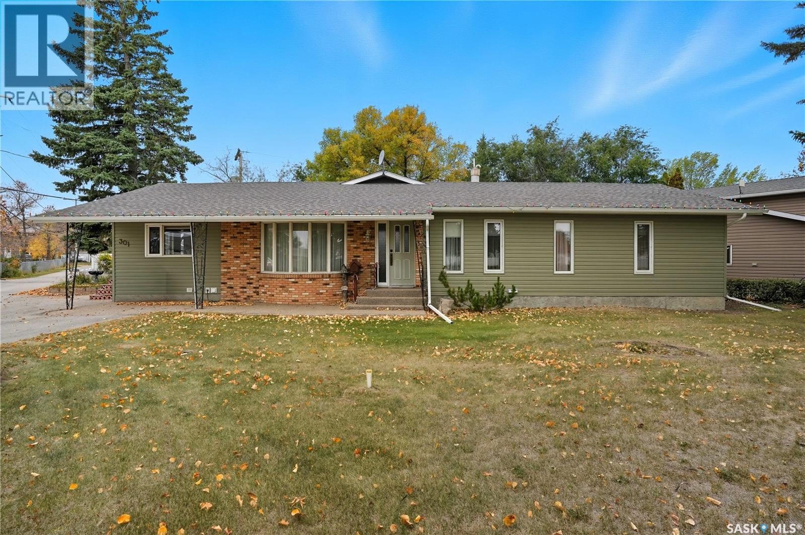 301 5th Avenue, Avonlea, Saskatchewan  S0H 0C0 - Photo 3 - SK020292