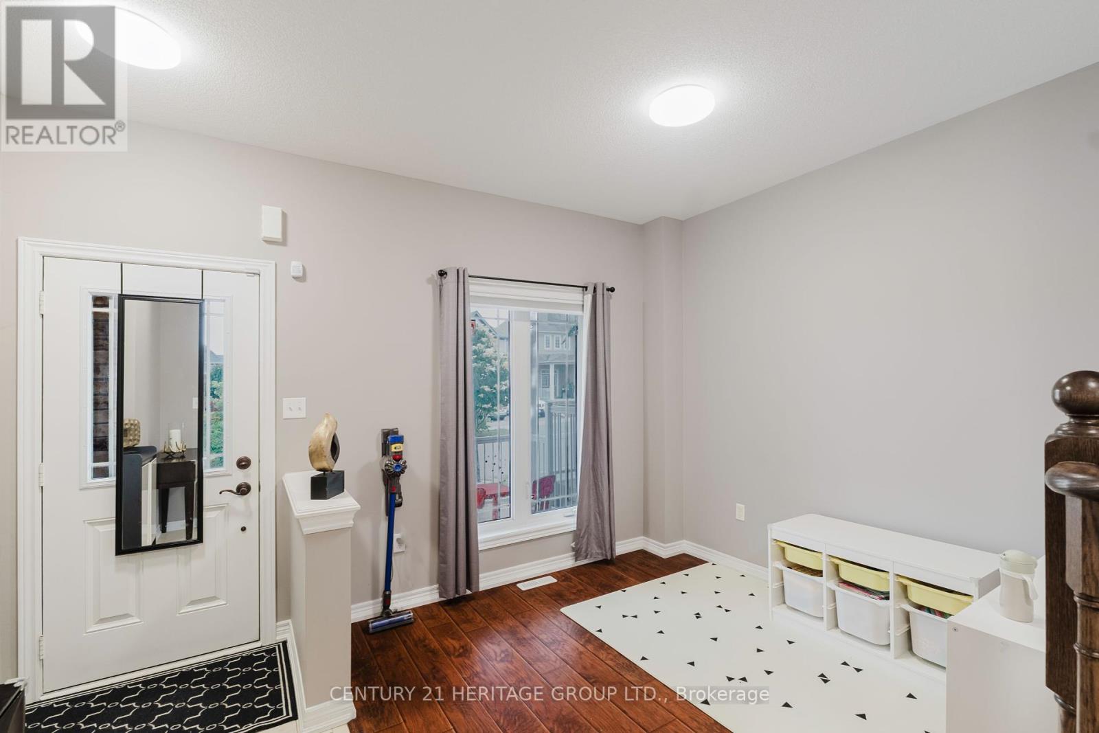 32 Grey Wing Avenue, Georgina, Ontario  L4P 0B7 - Photo 6 - N12450515