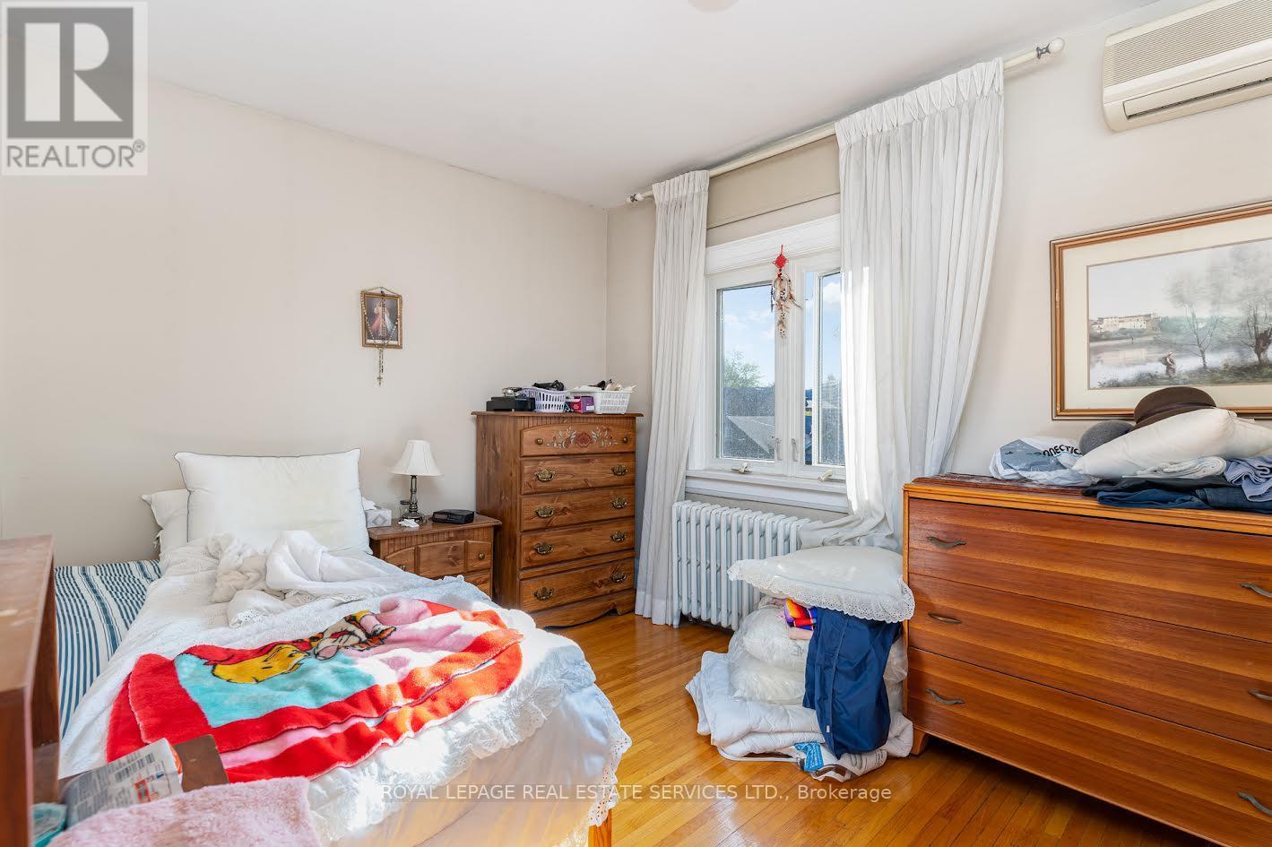 85 Kennedy Avenue, Toronto, Ontario  M6S 2X8 - Photo 10 - W12450510