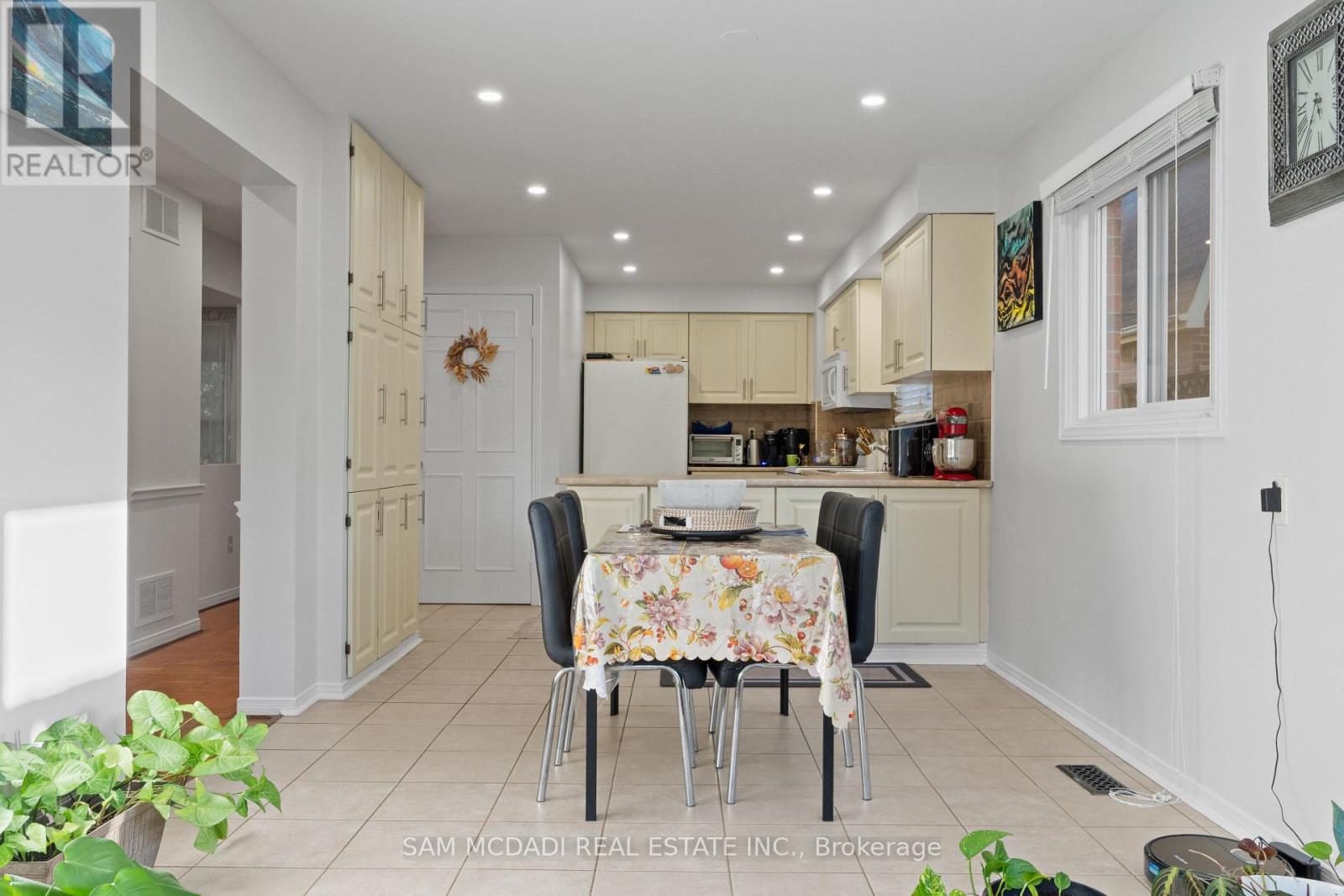 6906 Hickling Crescent, Mississauga, Ontario  L5N 5A8 - Photo 15 - W12450571