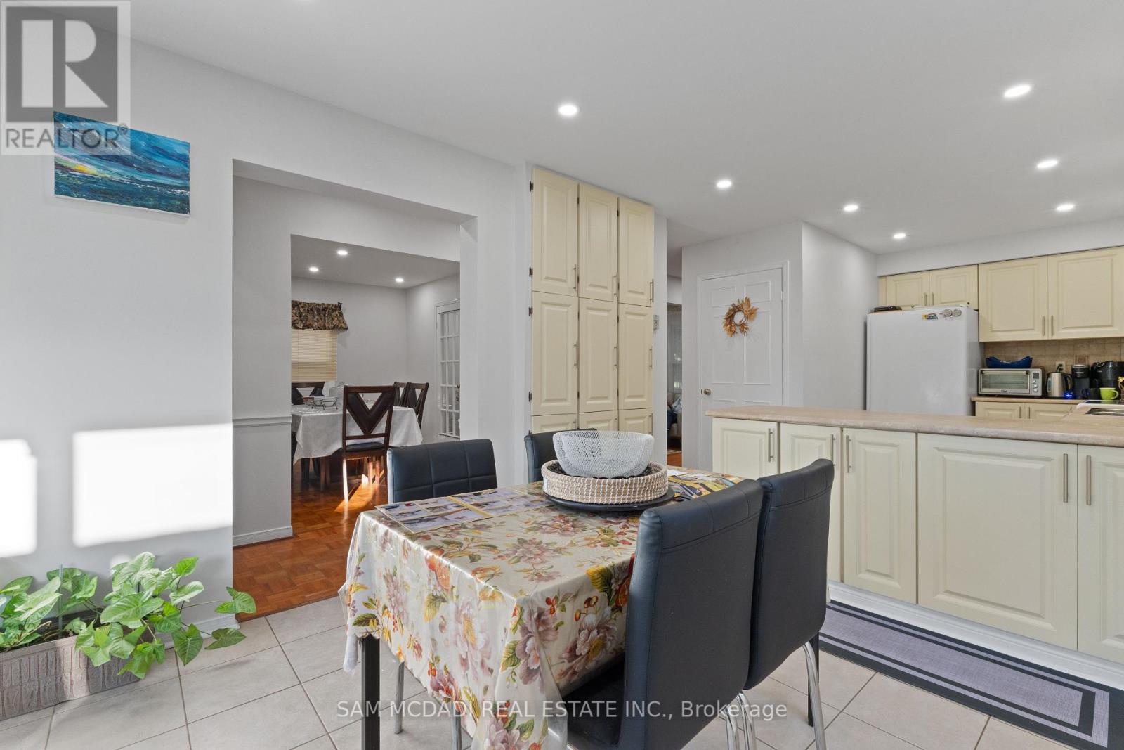 6906 Hickling Crescent, Mississauga, Ontario  L5N 5A8 - Photo 16 - W12450571