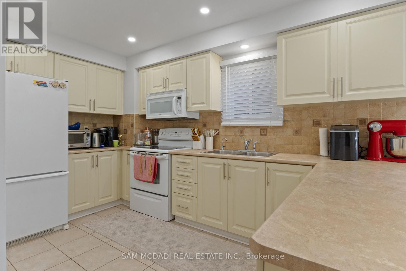 6906 Hickling Crescent, Mississauga, Ontario  L5N 5A8 - Photo 17 - W12450571