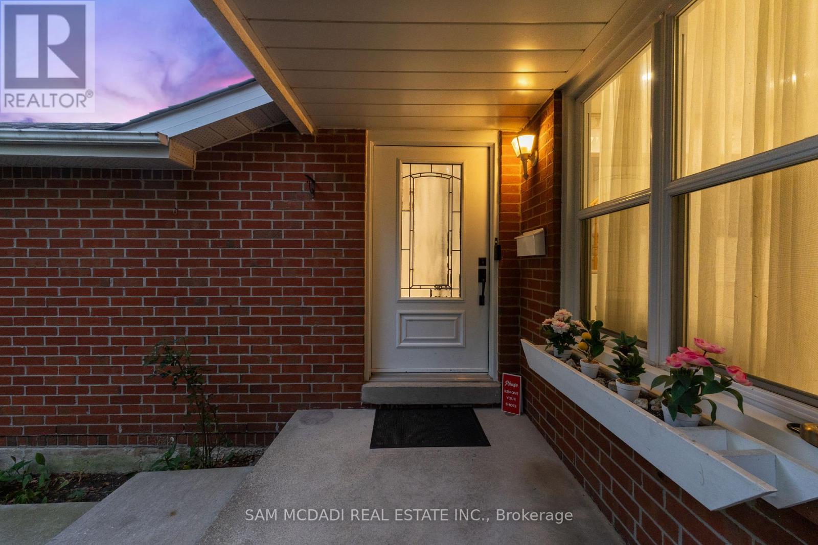 6906 Hickling Crescent, Mississauga, Ontario  L5N 5A8 - Photo 2 - W12450571