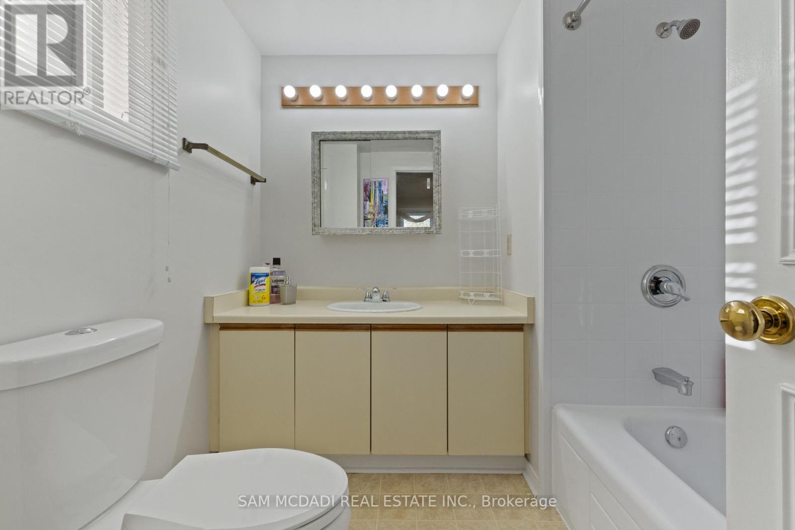 6906 Hickling Crescent, Mississauga, Ontario  L5N 5A8 - Photo 25 - W12450571