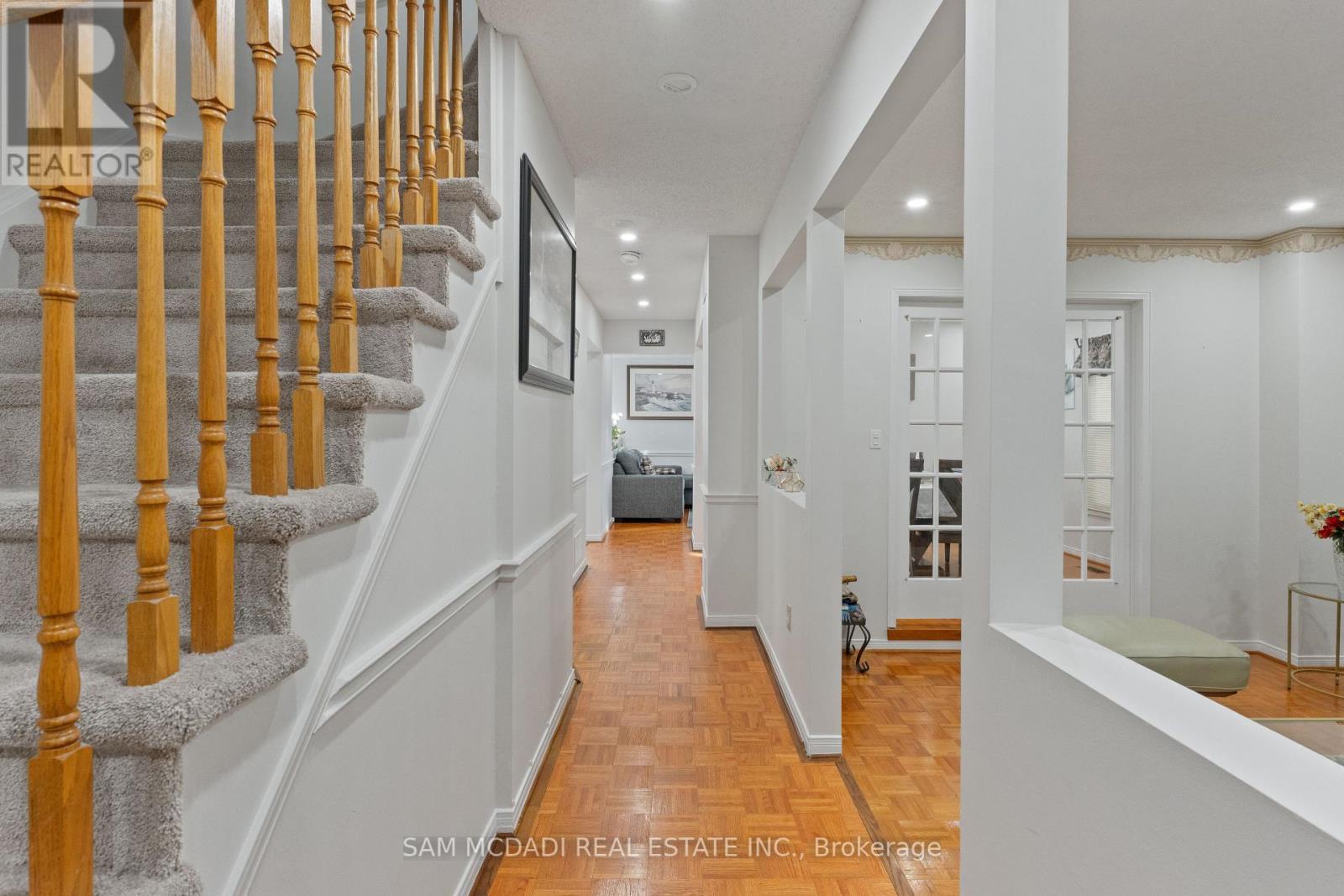 6906 Hickling Crescent, Mississauga, Ontario  L5N 5A8 - Photo 6 - W12450571
