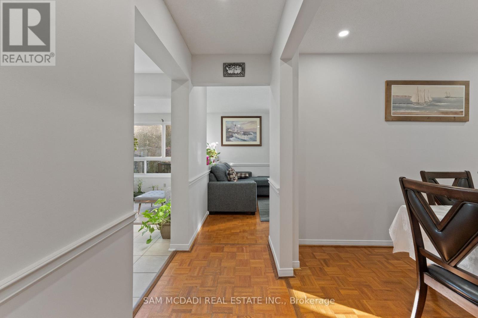 6906 Hickling Crescent, Mississauga, Ontario  L5N 5A8 - Photo 9 - W12450571