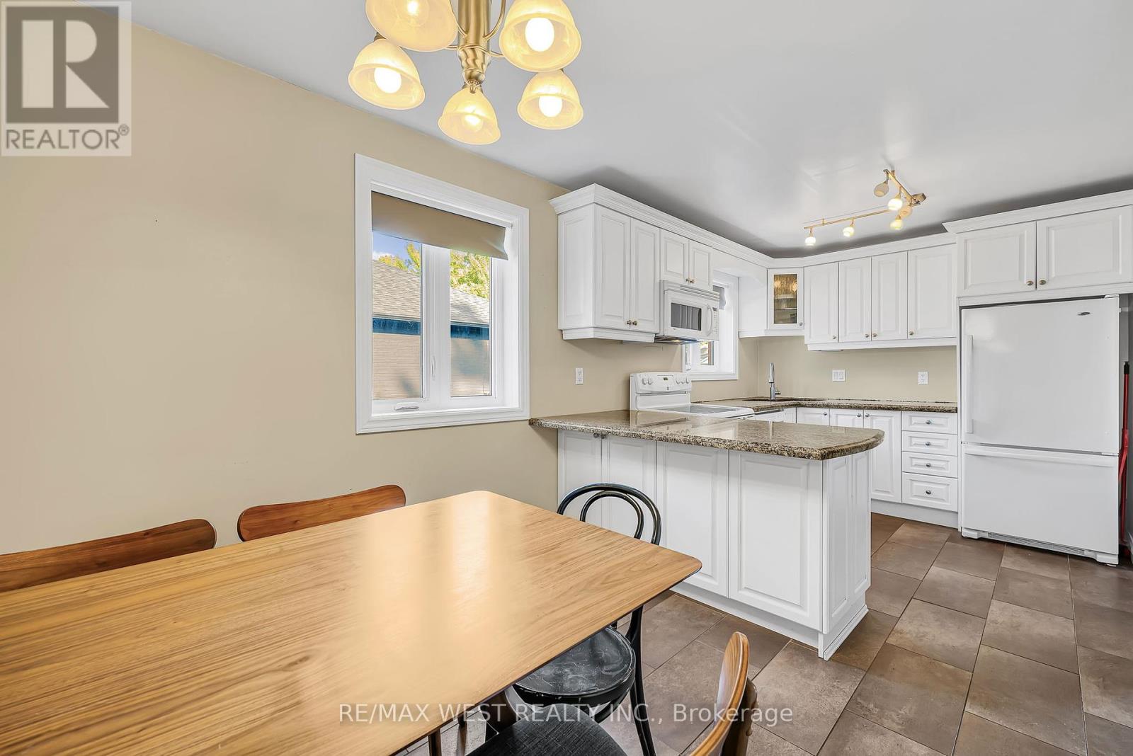 577 Drymen Crescent, Mississauga (Mineola), Ontario  L5G 2N9 - Photo 11 - W12450601