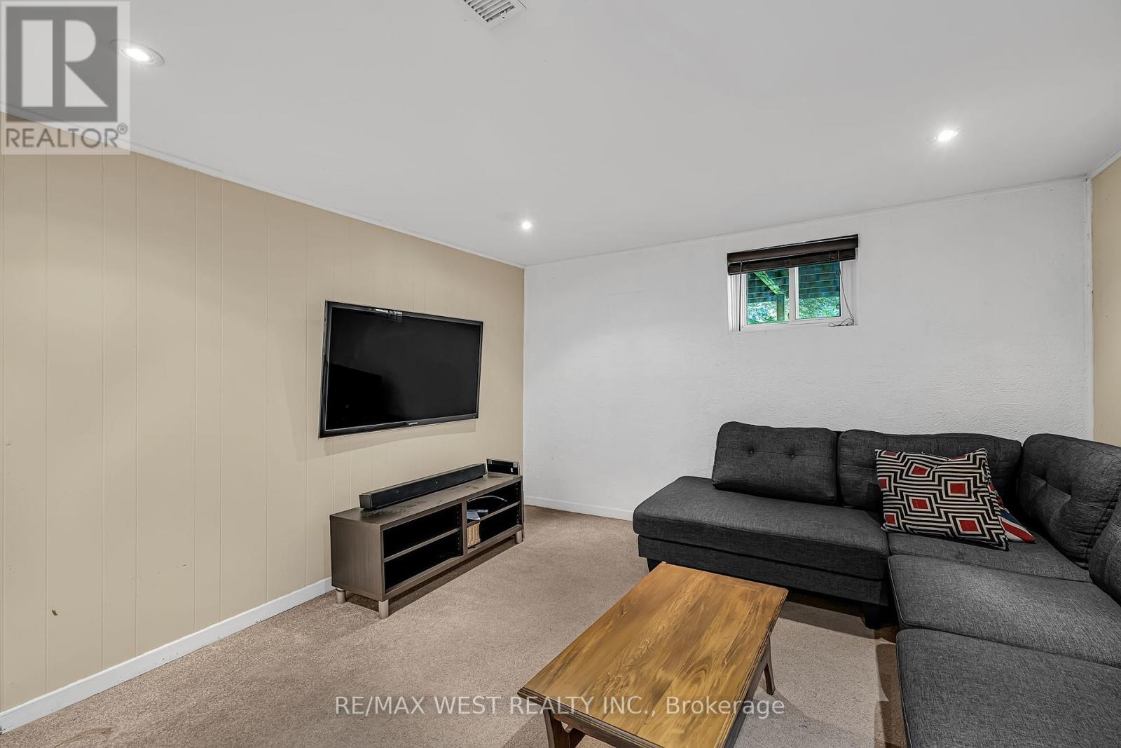 577 Drymen Crescent, Mississauga (Mineola), Ontario  L5G 2N9 - Photo 17 - W12450601