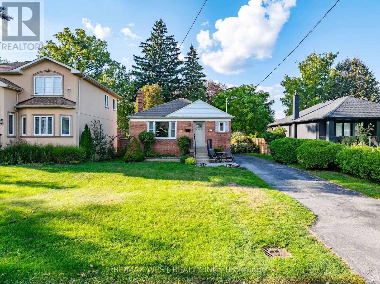 577 Drymen Crescent, Mississauga (Mineola), Ontario  L5G 2N9 - Photo 2 - W12450601