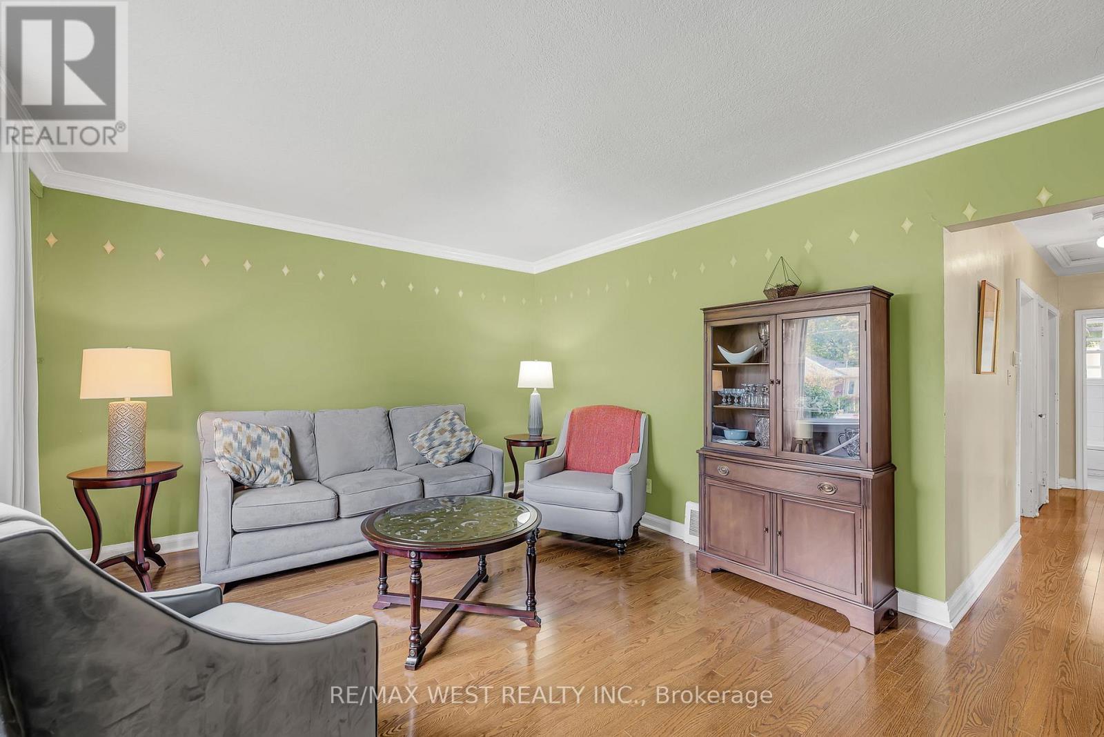 577 Drymen Crescent, Mississauga (Mineola), Ontario  L5G 2N9 - Photo 4 - W12450601