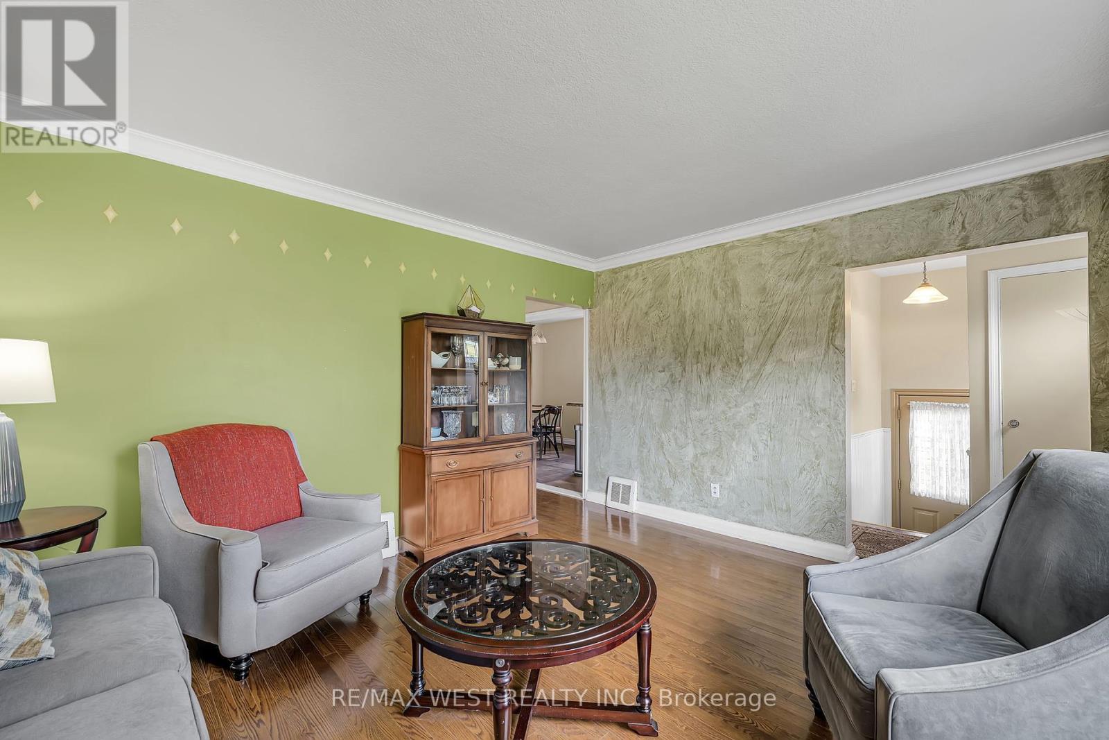 577 Drymen Crescent, Mississauga (Mineola), Ontario  L5G 2N9 - Photo 5 - W12450601