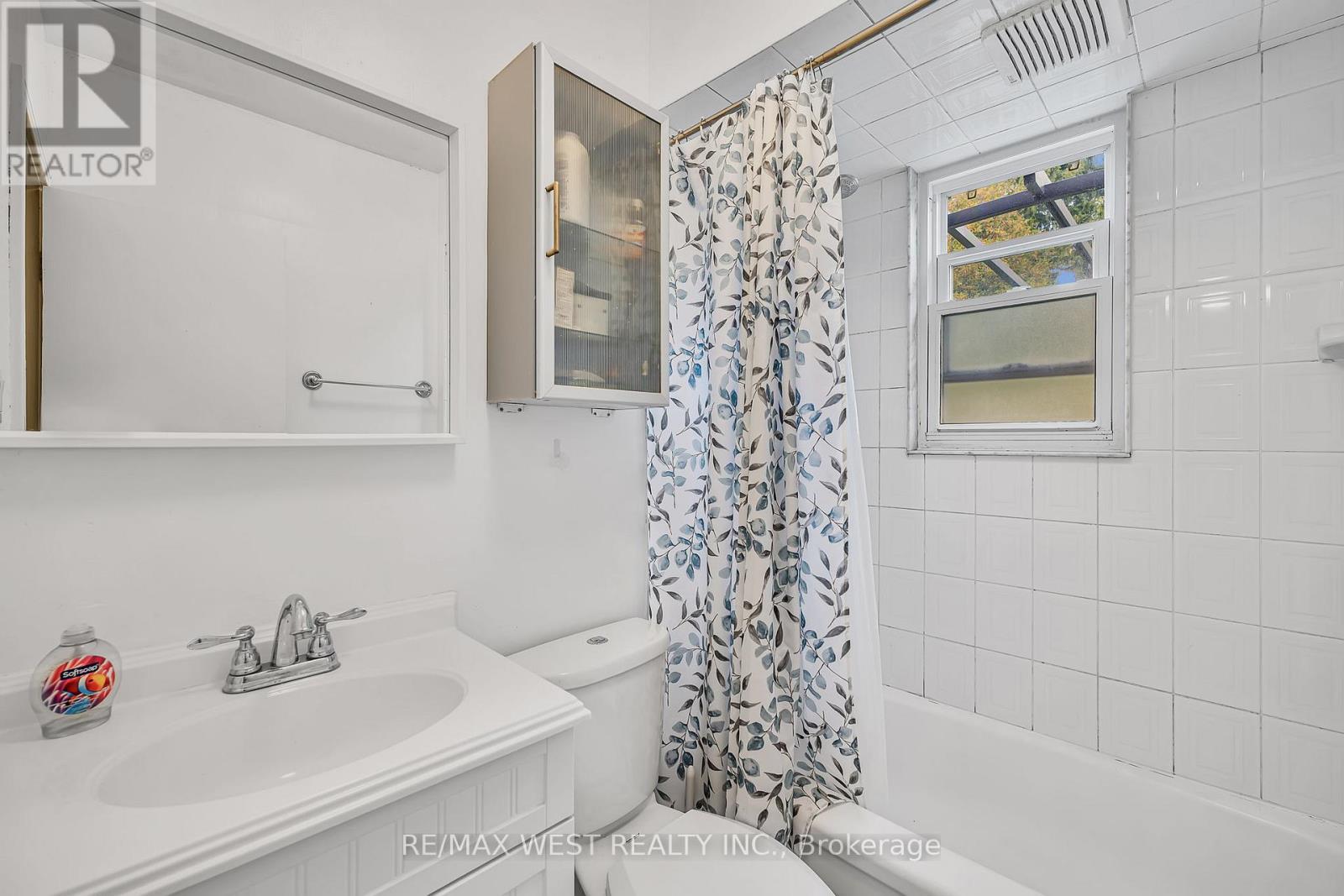 577 Drymen Crescent, Mississauga (Mineola), Ontario  L5G 2N9 - Photo 9 - W12450601