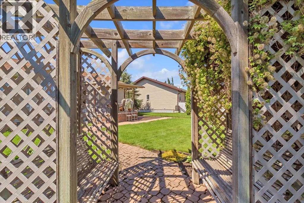 109 Monica Bay, Carstairs, Alberta  T0M 0N0 - Photo 34 - A2243924
