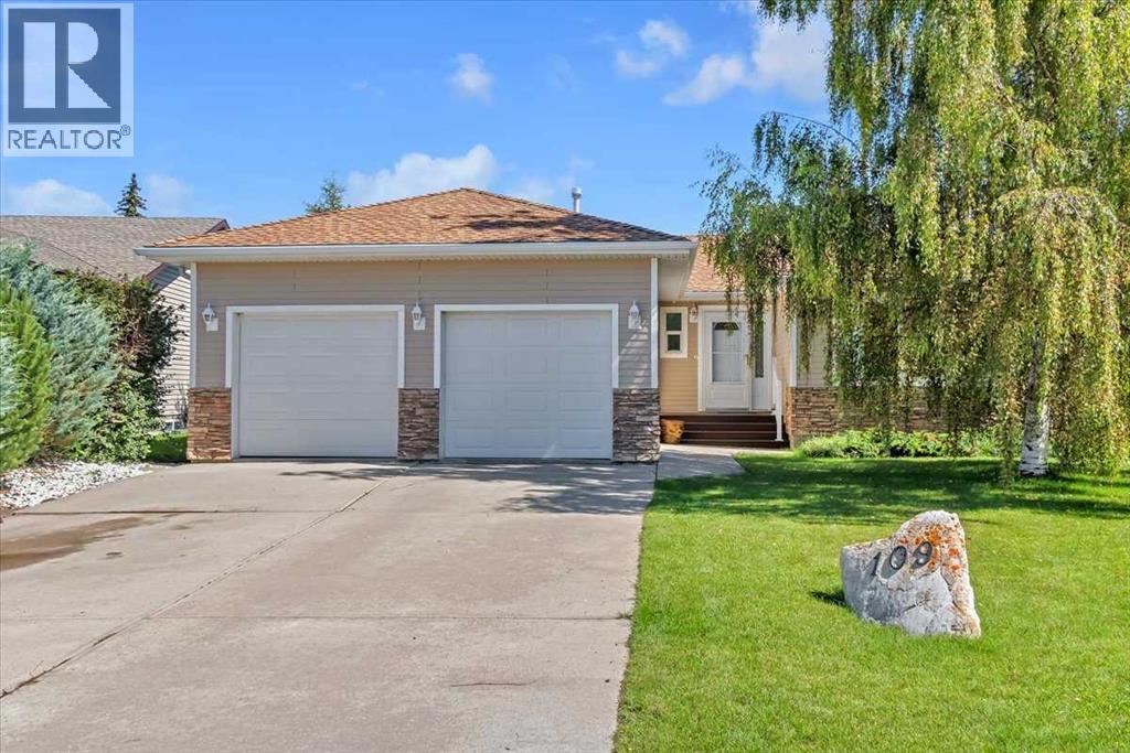 109 Monica Bay, Carstairs, Alberta  T0M 0N0 - Photo 2 - A2243924