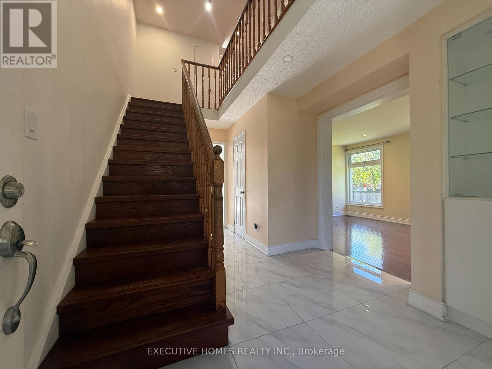 53 Chase Court, Markham, Ontario  L3S 1V6 - Photo 4 - N12449775