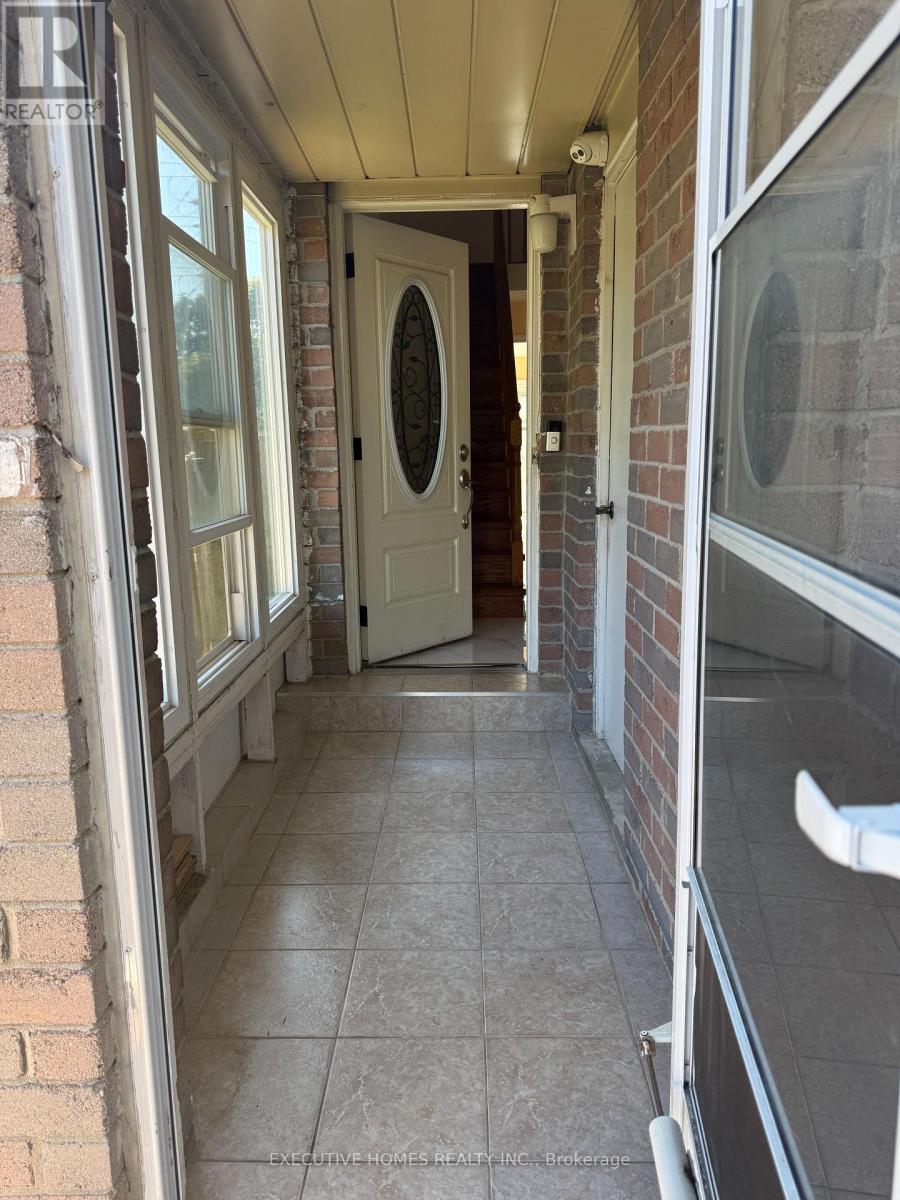 53 Chase Court, Markham, Ontario  L3S 1V6 - Photo 3 - N12449775
