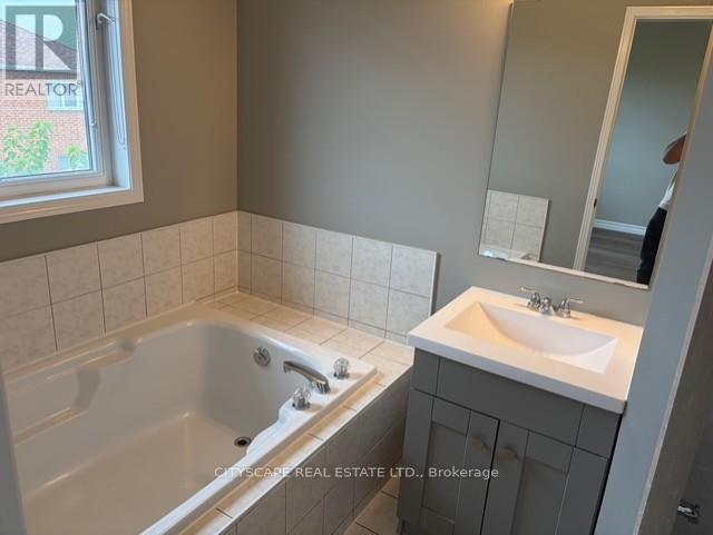 964 Sonoma Court, Mississauga, Ontario  L5V 2L4 - Photo 16 - W12450156