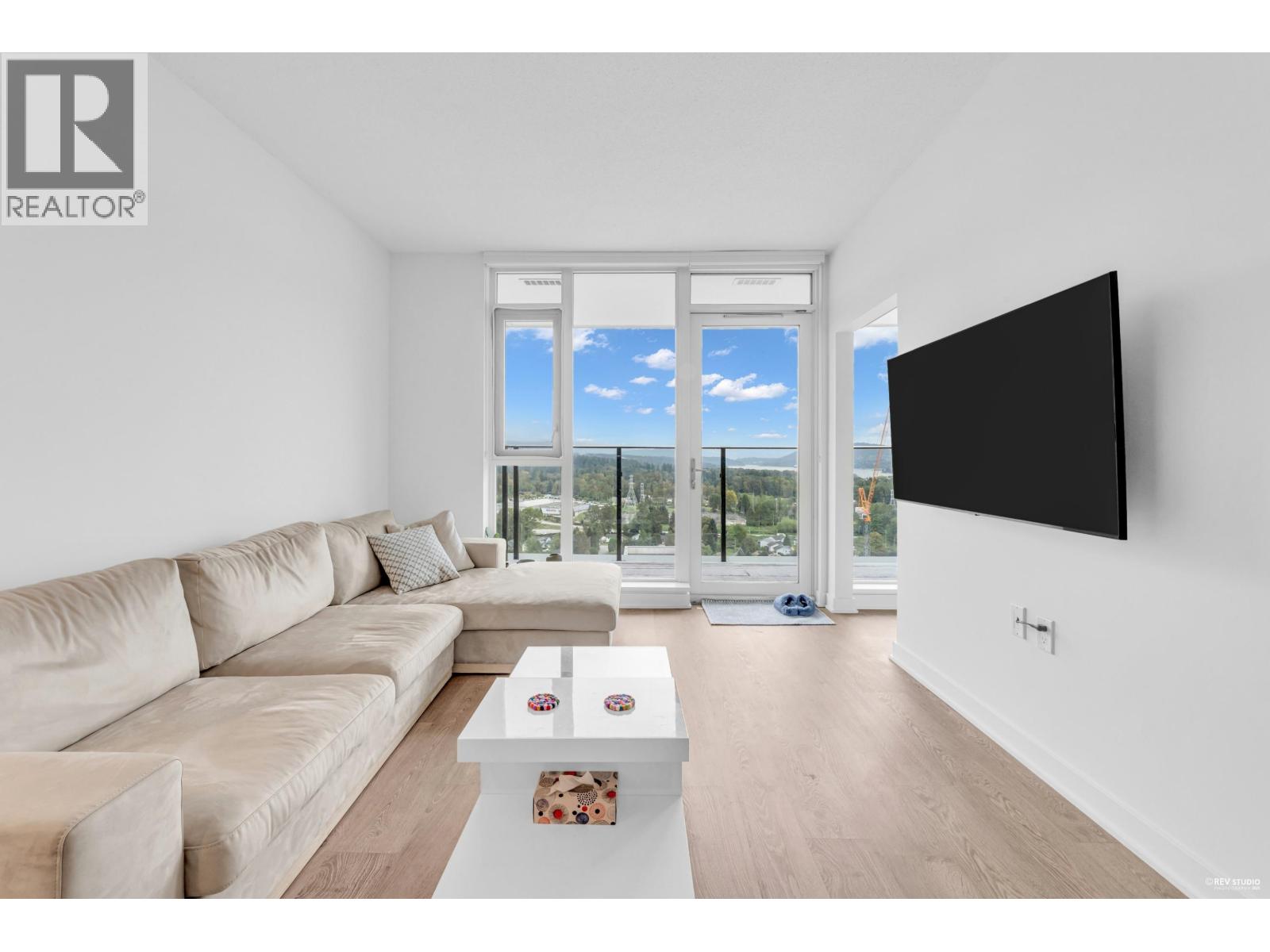 2402 1401 Hunter Street, North Vancouver, British Columbia  V7J 1H3 - Photo 2 - R3056382