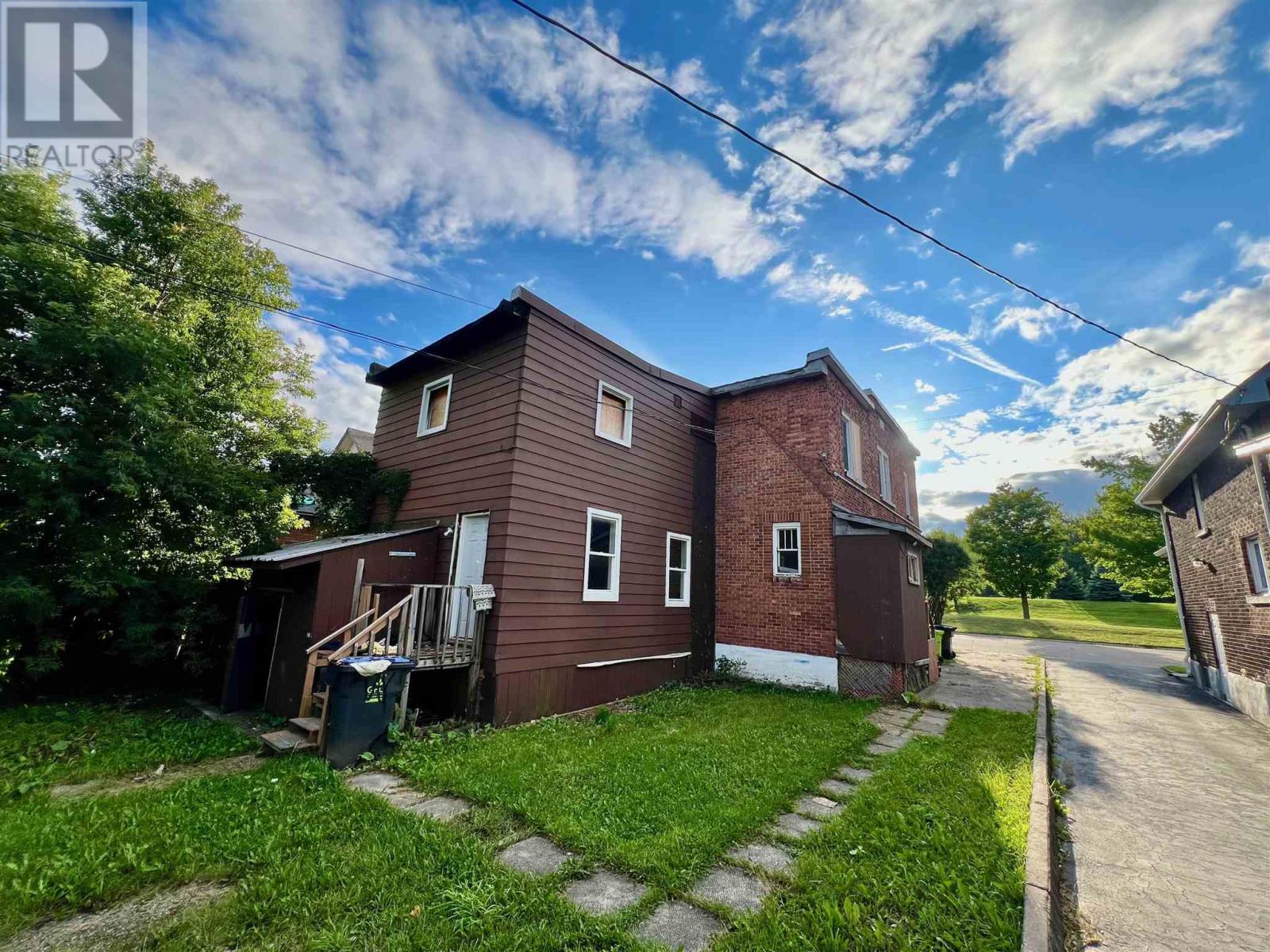 228 Hudson St, Sault Ste. Marie, Ontario  P6A 1T5 - Photo 2 - SM252796