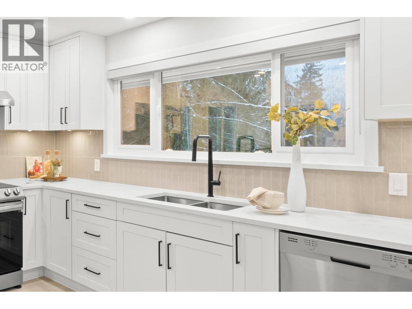 4593 Cliffmont Road, North Vancouver, British Columbia  V7G 1J8 - Photo 10 - R3056371