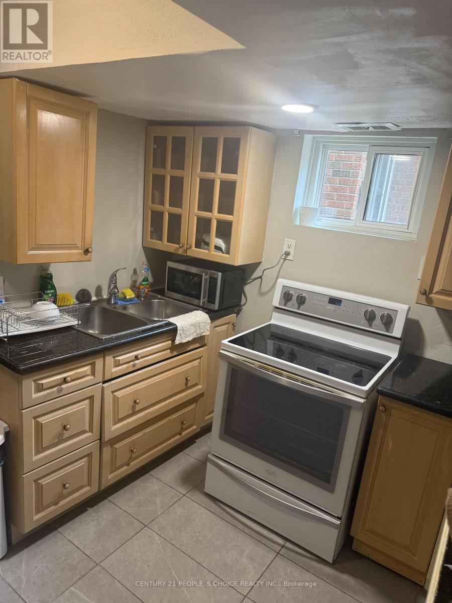 23 Deerpark Crescent, Brampton, Ontario  L6X 2T6 - Photo 4 - W12448195