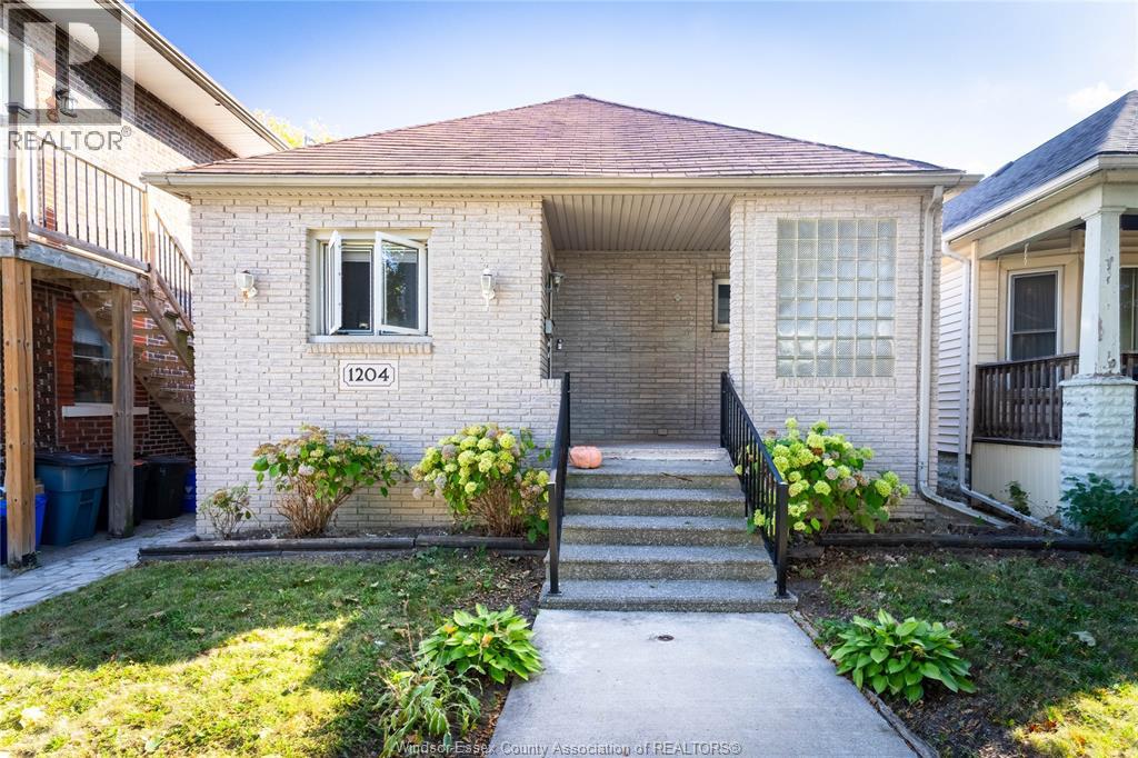MLS# 25025499: 1204 LINCOLN, Windsor, Canada
